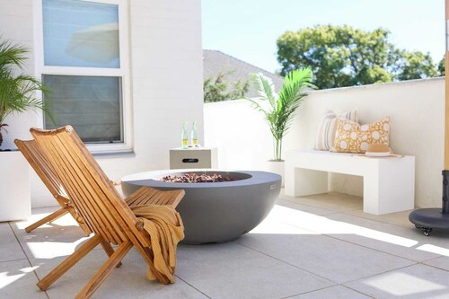 Stylish surf lodge with ocean views, spa bath, hot tub, fire pit, BBQ, patio & luxe furnishings!