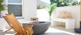 Stylish surf lodge with ocean views, spa bath, hot tub, fire pit, BBQ, patio & luxe furnishings!