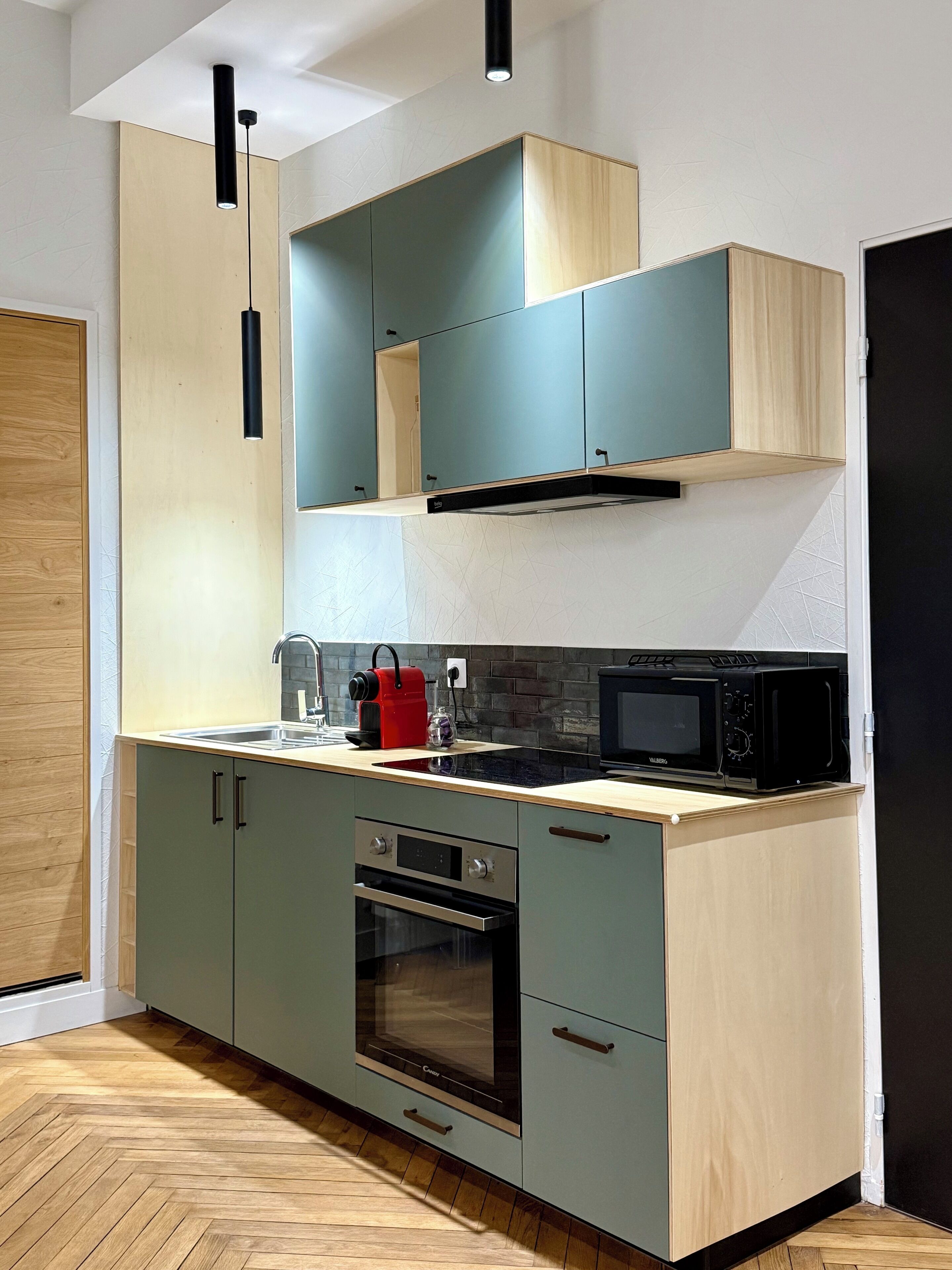 Fridge, microwave, oven, coffee/tea maker