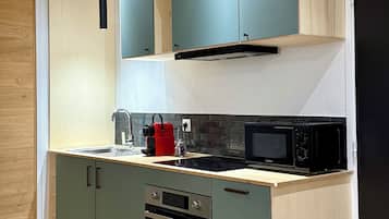 Fridge, microwave, oven, coffee/tea maker