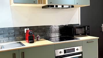 Fridge, microwave, oven, coffee/tea maker