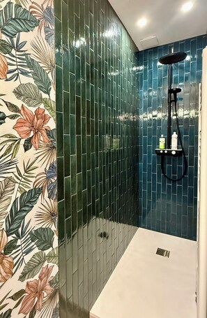 Séchoir à cheveux, serviettes fournies