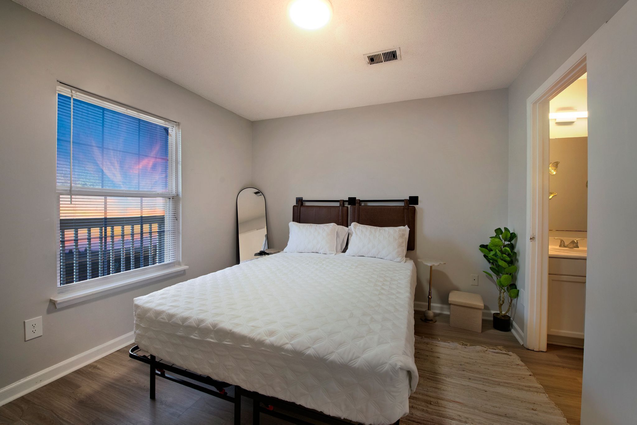 1 chambre, bureau, fer et planche à repasser, lit parapluie