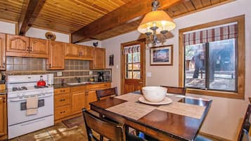 Signature Cabin, 2 Bedrooms, Kitchen | In-room dining
