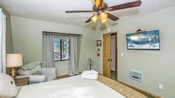 Signature Cabin, 2 Bedrooms, Kitchen | Individually decorated, individually furnished, laptop workspace