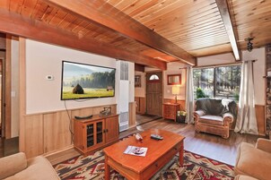 Signature Cabin, 2 Bedrooms, Kitchen | Living room | 40-inch Smart TV with cable channels