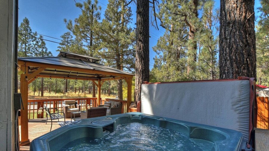 88 Acres Cottage in Big Bear w HotTub