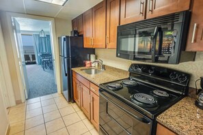 Refrigerador, microondas, parrilla de estufa y lavavajillas 