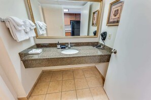 Een haardroger, handdoeken