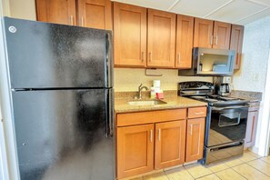 Fridge, microwave, oven, stovetop - New Oceanfront 1BR with  Heated Pools, Coral Beach (Myrtle Beach)