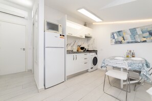 Een koelkast, een microgolfoven, een kookplaat