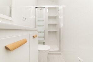 Een douche, handdoeken