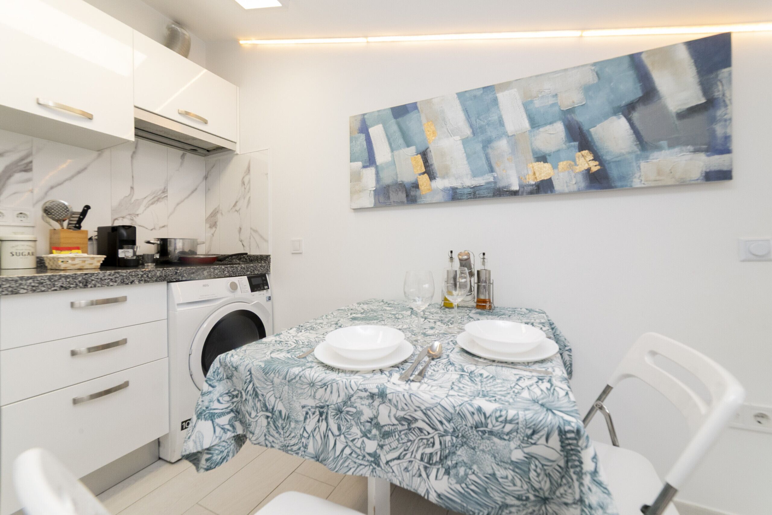 Frigorífico, microondas, placa de cocina y cafetera o tetera