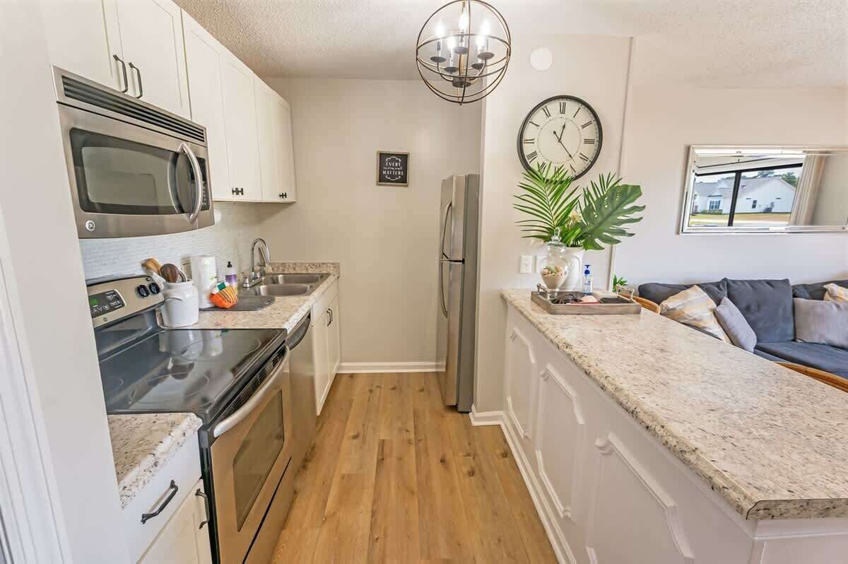 Réfrigérateur, four à micro-ondes, un four, surface de cuisson