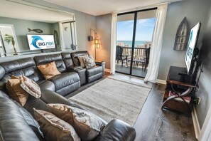 Smart TV, offices - 3BR Holiday Towers, Renovated, Balcony & Pool (Myrtle Beach)