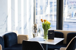 Bar-salon dans le hall