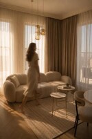 Una sala de estar moderna con un sofá, una mesa de centro y una silla.