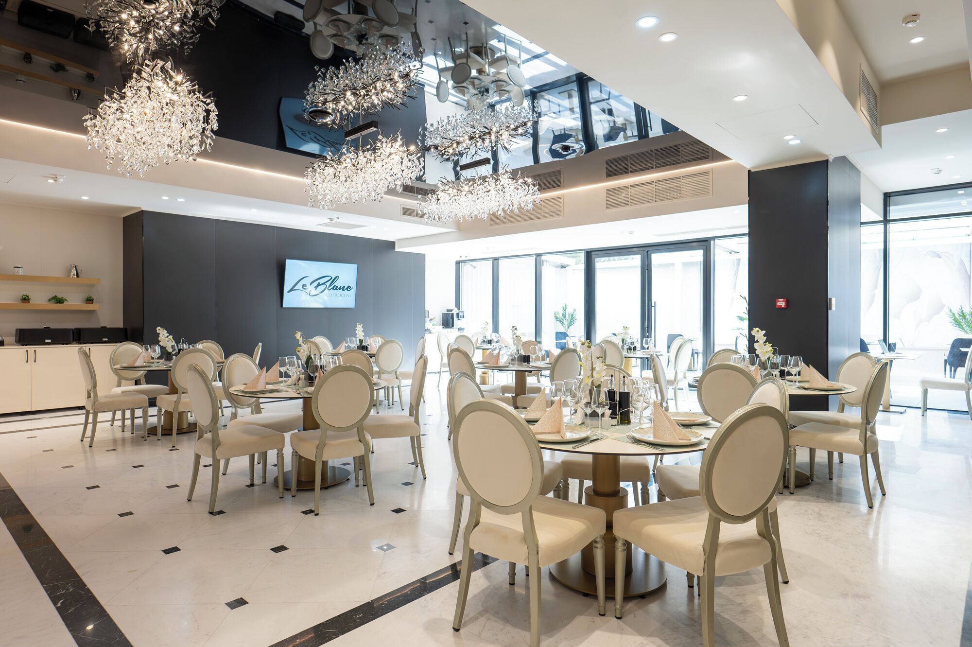 每日供應吃到飽早餐 (每人 EUR15)