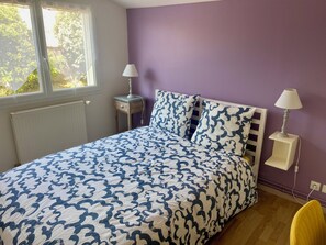 2 makuuhuonetta, työpöytä, silitysrauta/-lauta, ilmainen Wi-Fi