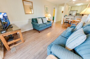 Smart TV - 2BR Mariners Cove | Pool|Steps to Beach|Low Floor! (Myrtle Beach)