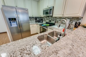 Fridge, microwave, oven, stovetop - 2BR Mariners Cove | Pool|Steps to Beach|Low Floor! (Myrtle Beach)