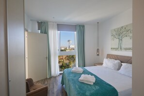 3 bedrooms, iron/ironing board, travel crib, internet