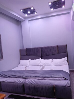 Desk, laptop workspace, free WiFi - Prakash Paying Guest House (Varanasi)