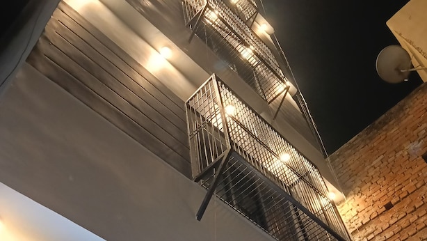 Un edificio con un cartello che riporta le scritte "Prakash" e "Paying Guest House".