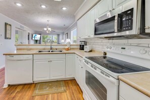 Kjøleskap, mikrobølgeovn, kokeplater og oppvaskmaskin