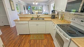 Réfrigérateur, four à micro-ondes, surface de cuisson, lave-vaisselle