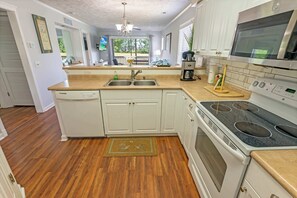 Réfrigérateur, four à micro-ondes, surface de cuisson, lave-vaisselle