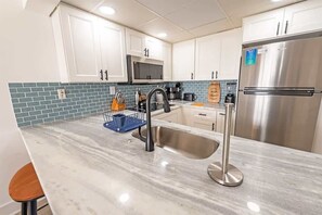 Geladeira, micro-ondas, cafeteira/chaleira