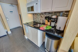 Refrigerador, microondas, cafetera/tetera