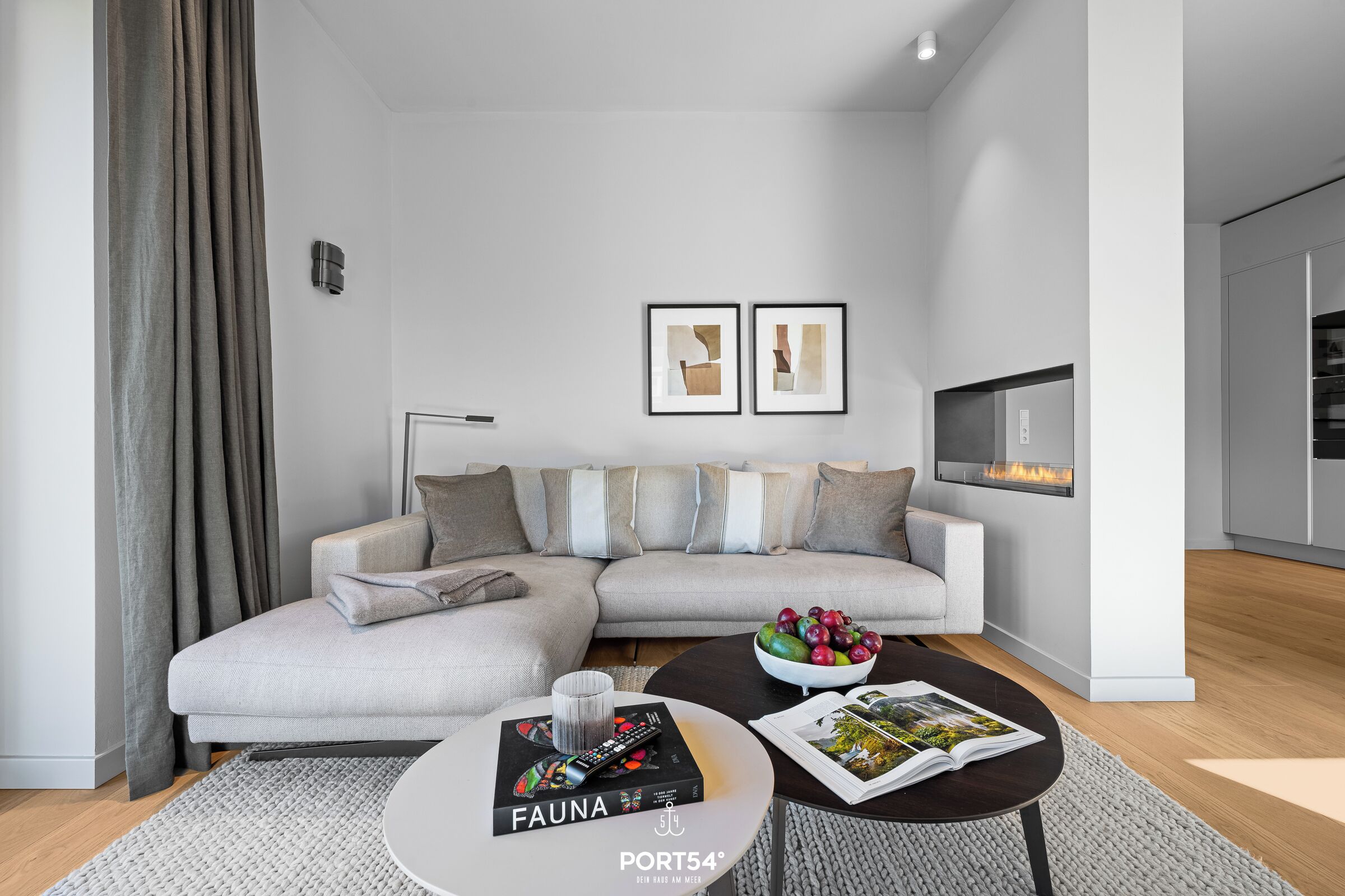 Een televisie, een open haard en een stereo