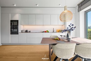 Fridge, oven, stovetop, dishwasher