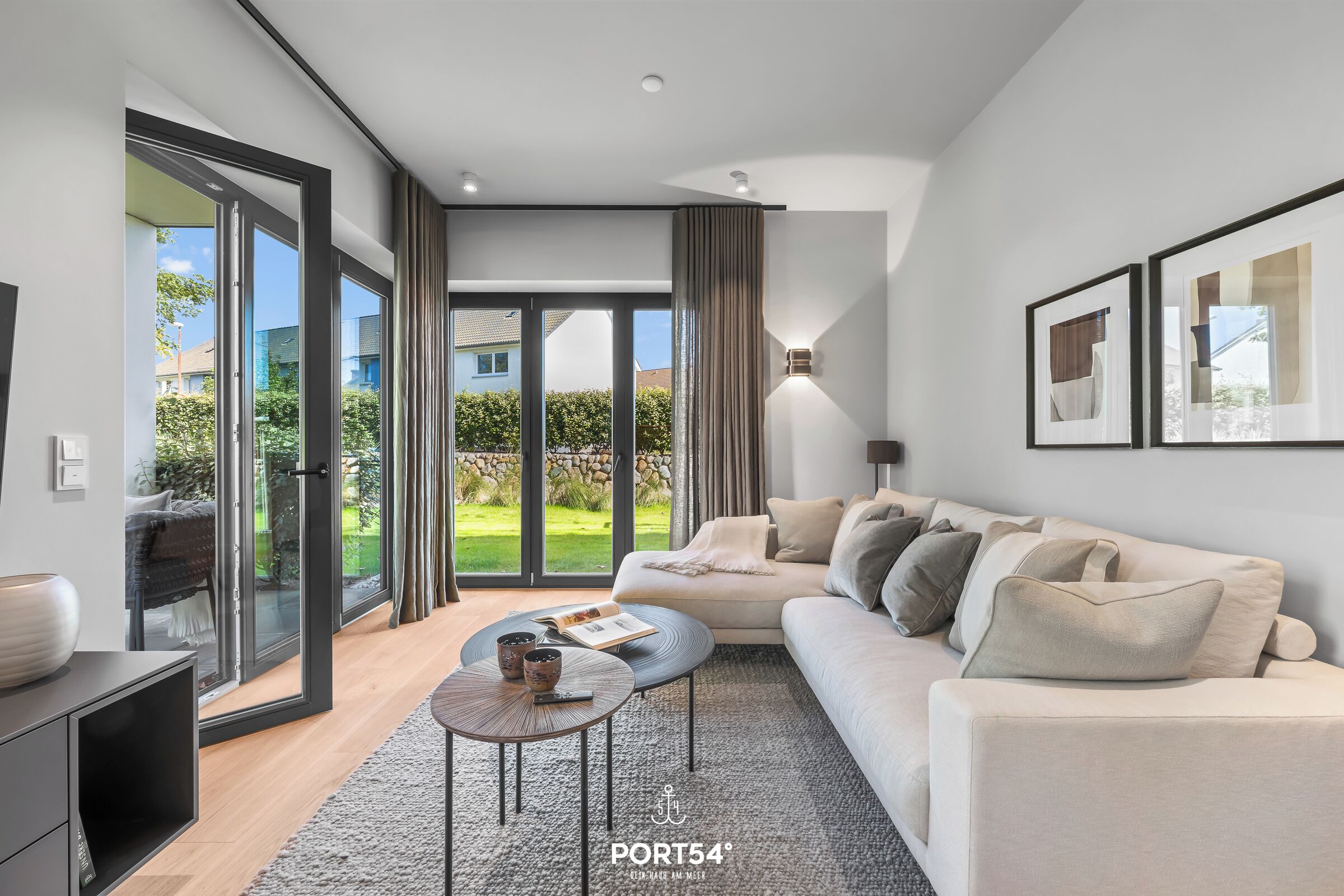 Télévision, cheminée, chaîne hi-fi