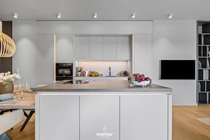 Frigorifero, forno, piano cottura, lavastoviglie