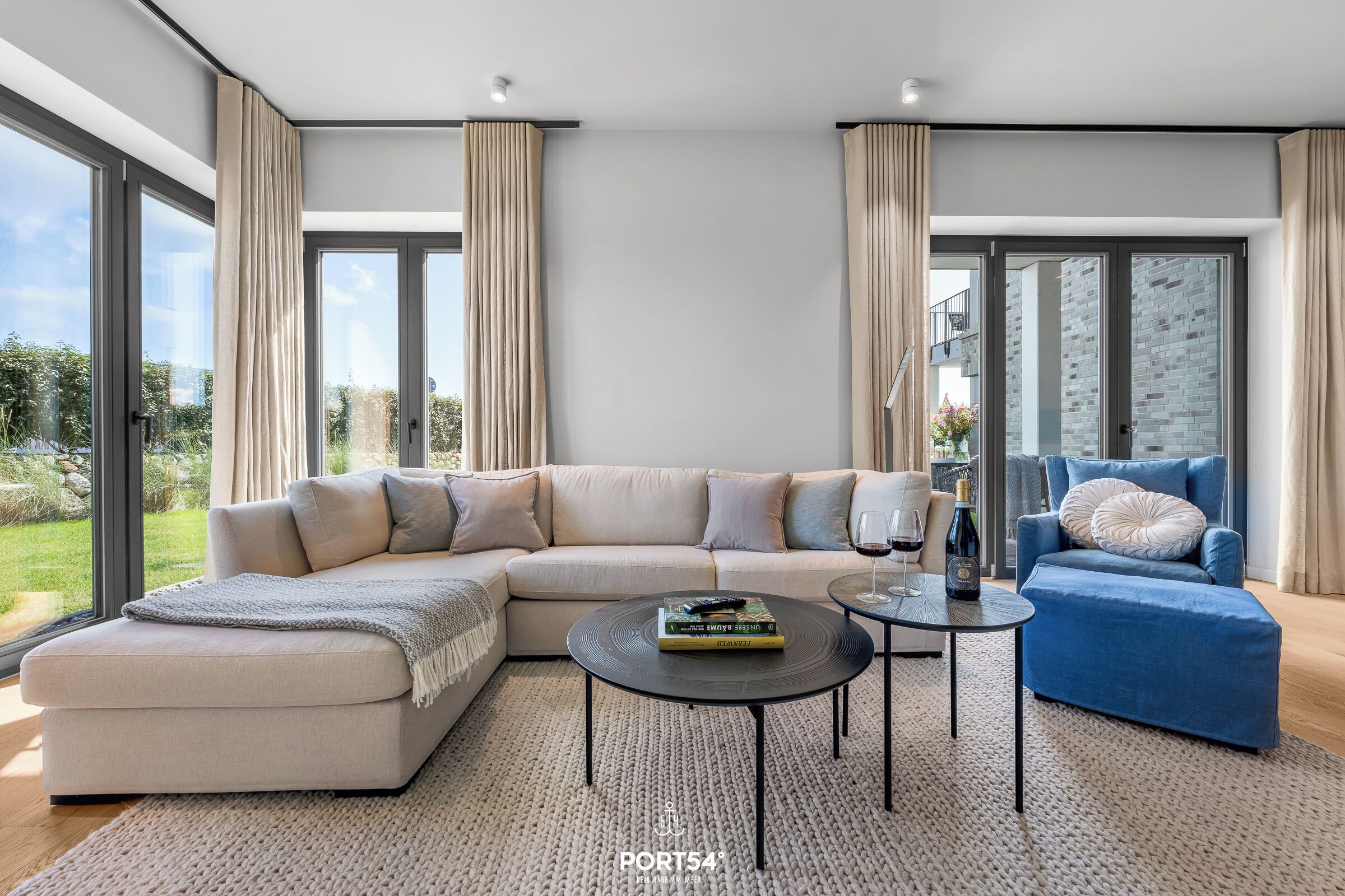 Een televisie, een open haard en een stereo