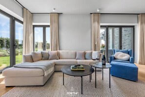 Televisión, chimenea y estéreo