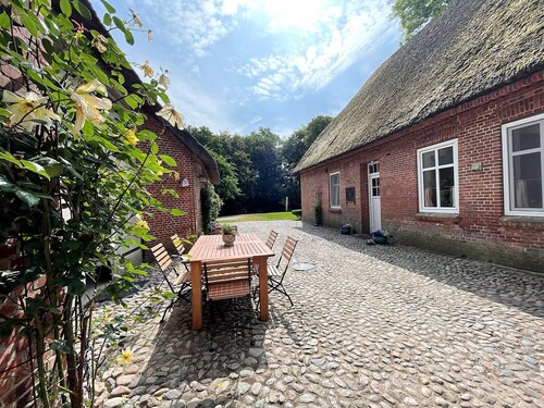 Charming Holiday Apartment Thorge in Picturesque Döttgebüll
