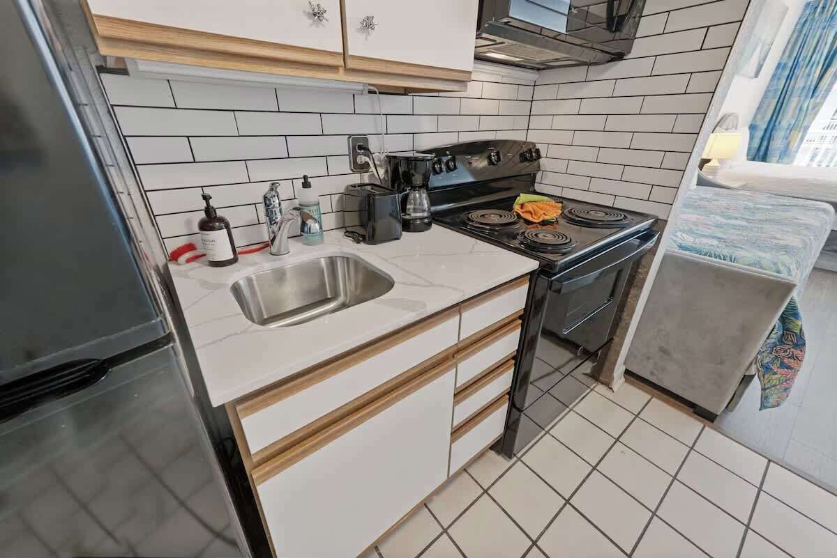 Refrigerador, microondas, horno y parrilla de estufa 