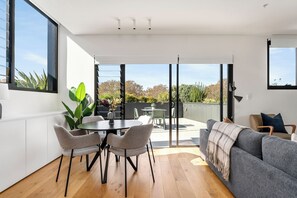 Appartement, 2 slaapkamers | Een strijkplank/strijkijzer, gratis wifi