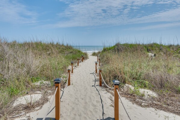 On the beach - New Direct Oceanfront 3BR/2B | Private WaterPoint! (North Myrtle Beach)