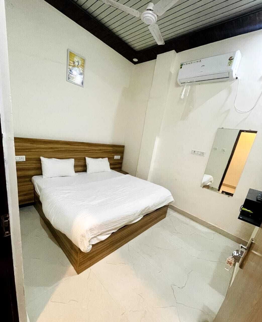 Deluxe Double Room | Desk, laptop workspace, blackout curtains, soundproofing