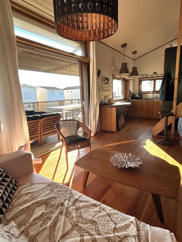 TV connectée, livres, chaîne hi-fi