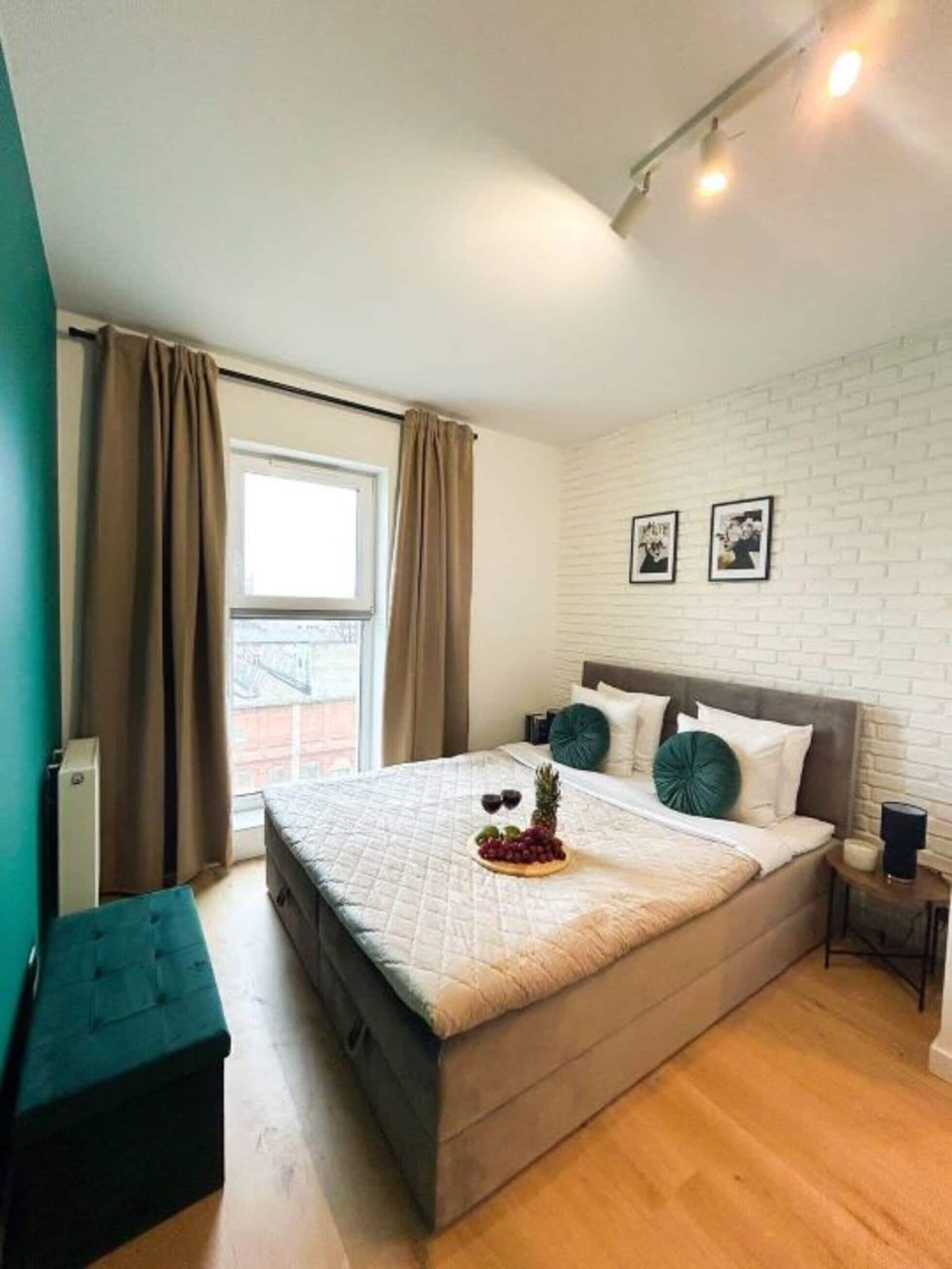 2 多间卧室、熨斗/熨衣板、上网接入、床单