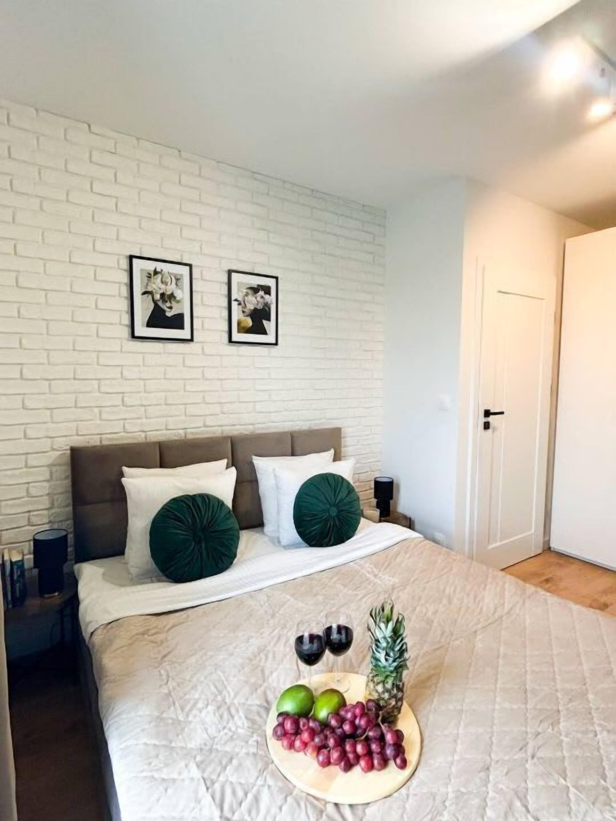 2 bedrooms, iron/ironing board, Internet, bed sheets