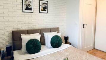 2 bedrooms, iron/ironing board, Internet, bed sheets