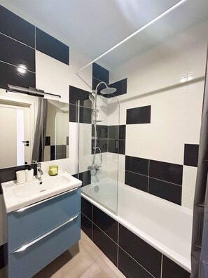 Een douche, een haardroger, handdoeken