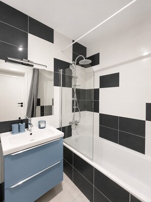 Een douche, een haardroger, handdoeken